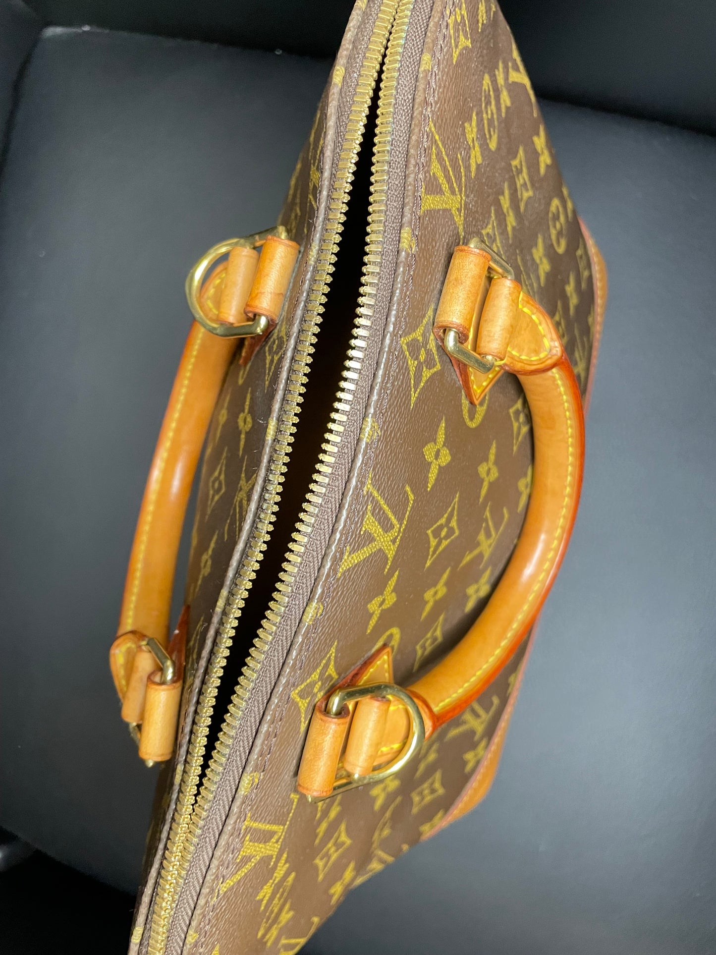 LOUIS VUITTON LV Logo Alma Hand
Bag Monogram Leather Brown