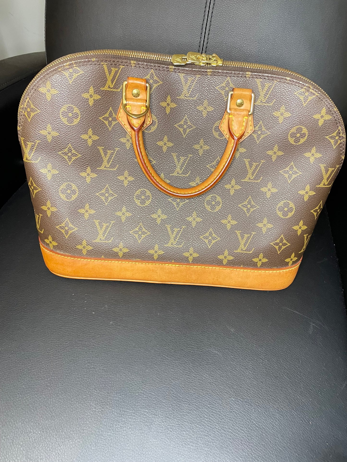 LOUIS VUITTON LV Logo Alma Hand
Bag Monogram Leather Brown