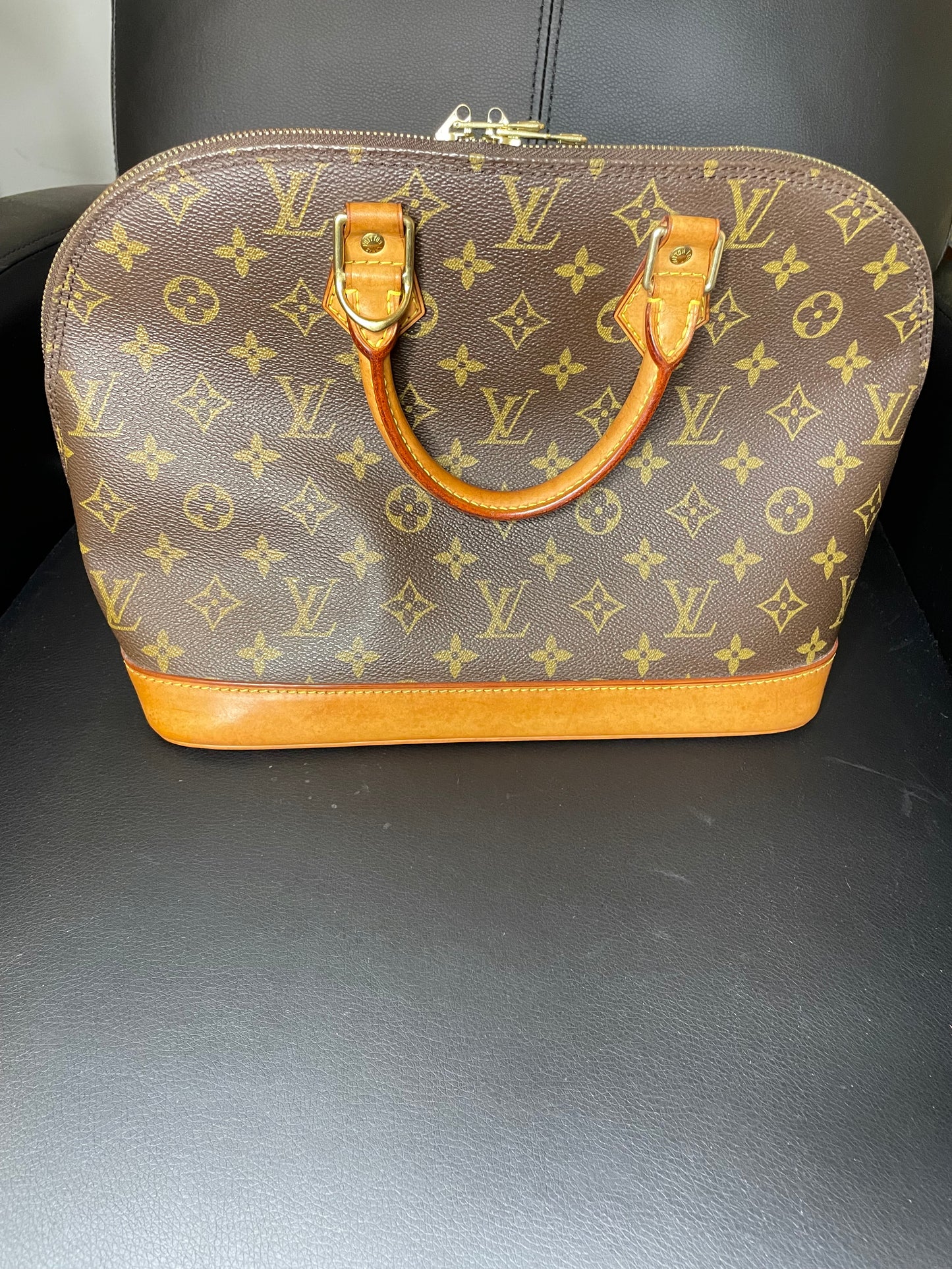 LOUIS VUITTON LV Logo Alma Hand
Bag Monogram Leather Brown