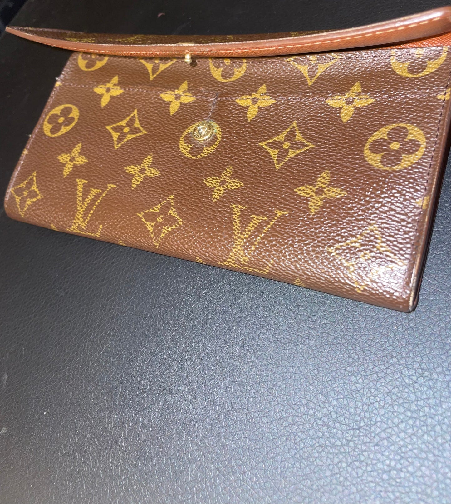 LOUIS VUITTON Porte Monnaie
Credit Long Bifold Wallet
Monogram