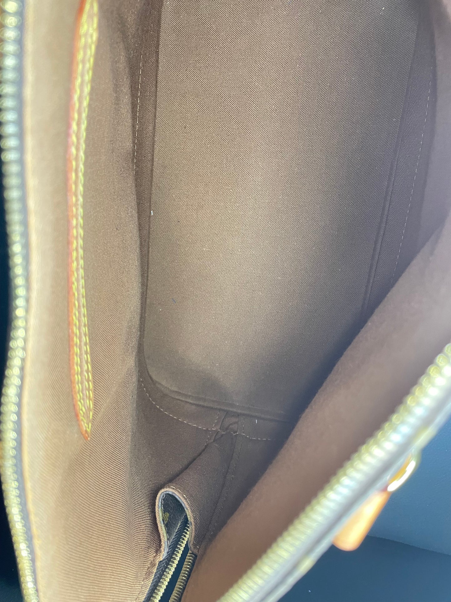 LOUIS VUITTON LV Logo Alma Hand
Bag Monogram Leather Brown