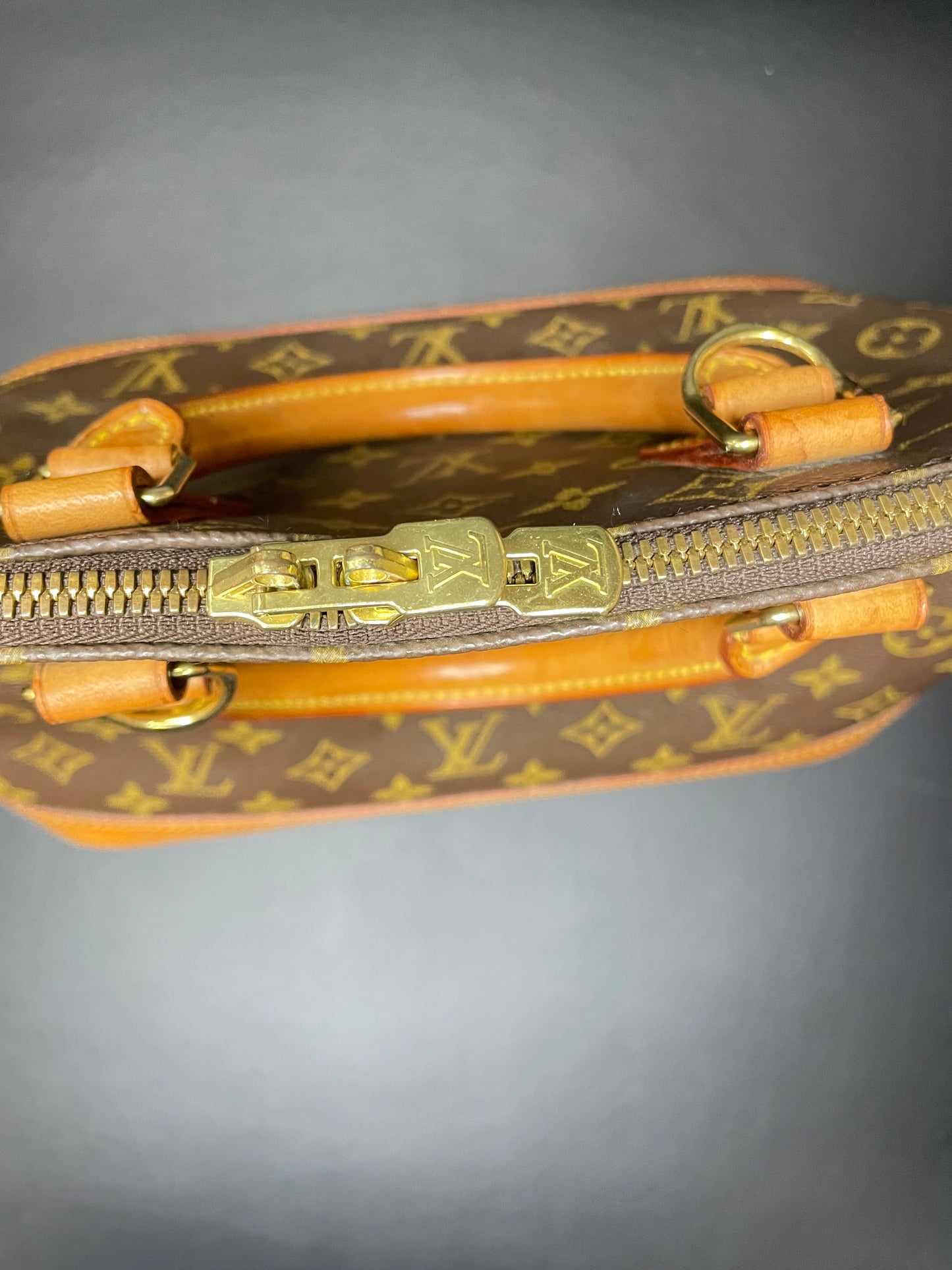 LOUIS VUITTON LV Logo Alma Hand
Bag Monogram Leather Brown